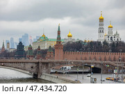 Россия. Москва. Вид на Большой Москворецкий мост и Кремль. Russia. Moscow. View of the Bolshoy Moskvoretsky Bridge and the Kremlin. Стоковое фото, фотограф Алексей Смышляев / Фотобанк Лори