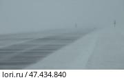 Cars on winter road at blizzard. Стоковое видео, видеограф Михаил Коханчиков / Фотобанк Лори