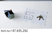Покупка жилья. Макет дома на столе, чертеж и ключи. Buying a home. The layout of the house on the table, the blueprint and the keys. Стоковое AI-изображение, AI-художник Смирнова Светлана / Фотобанк Лори
