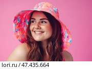 Happy woman in beach hat on pink background, chubby plus size model portrait. Стоковое AI-изображение, AI-художник Станислав Тарко / Фотобанк Лори