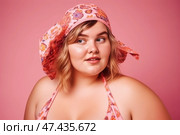 Happy woman in beach hat on pink background, chubby plus size model portrait. Стоковое AI-изображение, AI-художник Станислав Тарко / Фотобанк Лори