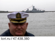 Малый противолодочный корабль "Калмыкия" (332) Балтийского флота ВМФ России во время проведения парада в честь Дня Военно-морского флота в акватории Балтийского моря в городе Балтийске, Россия (2024 год). Редакционное фото, фотограф Николай Винокуров / Фотобанк Лори