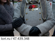 Мужчина в военной форме конца 19-го века во время проведения фестиваля "Усадьбы Москвы" в парке Останкино в атмосфере предновогодней Москвы XIX века, Россия. Редакционное фото, фотограф Николай Винокуров / Фотобанк Лори