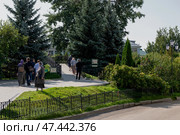 Паломники прогуливаются и молятся вдоль Святой канавки в Свято-Троицком Серафимо-Дивеевском монастыре в Дивеево (2024 год). Редакционное фото, фотограф Pukhov K / Фотобанк Лори