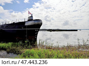 Музейный экспонат - подводная лодка Б-440 (фрагмент), стоящая на вечной стоянке в городе Вытегре Вологодской области, и панорама Вытегорского озера (2024 год). Редакционное фото, фотограф Вера Смолянинова / Фотобанк Лори
