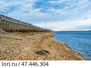 Берег Волги под бетонной набережной в Балахне. Стоковое фото, фотограф Илья Старков / Фотобанк Лори