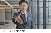 Asian businessman offering a welcoming handshake. Стоковое AI-видео, аниматор Владимир Федоров / Фотобанк Лори