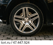 Novosibirsk, Russia -  March  23, 2024: Mercedes-Benz GL-class, close-up of the bumper, alloy wheel, car detailing, wheel. Стоковое фото, фотограф Виталий Сова / Фотобанк Лори