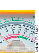 Желтый стрелочный мультиметр на белом фоне. Yellow arrow multimeter on a white background. Стоковое фото, фотограф Татьяна Д / Фотобанк Лори