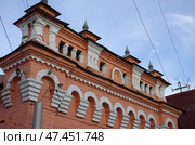 Усадьба купцов Зыряновых - магазин (фрагмент). Каменск-Уральский, улица Ленина, 100А (2020 год). Редакционное фото, фотограф Алексей Иванов / Фотобанк Лори