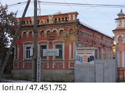 Усадьба купцов Зыряновых - жилой дом. Каменск-Уральский, улица Ленина, 100А (2020 год). Редакционное фото, фотограф Алексей Иванов / Фотобанк Лори