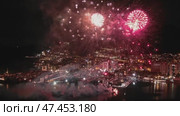 Fireworks with colorful lights over sea. Стоковое видео, видеограф Михаил Коханчиков / Фотобанк Лори