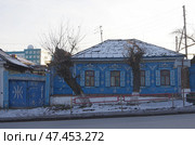 Красиво декорированный частный дом в микрорайоне Старый Каменск, по адресу Каменск-Уральский, улица Ленина, дом 125 (2020 год). Редакционное фото, фотограф Алексей Иванов / Фотобанк Лори