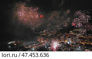 Fireworks with colorful lights over sea. Стоковое видео, видеограф Михаил Коханчиков / Фотобанк Лори