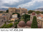 Знаменитые красные купола церкви Святого Иоанна Отшельника (San Giovanni degli Eremiti) и Нормандского дворца (Palazzo dei Normanni) - Палермо, Сицилия, Италия (2017 год). Стоковое фото, фотограф Дымов Игорь / Фотобанк Лори