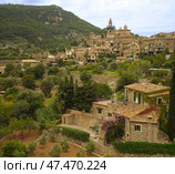 View of the ancient town of Valldemossa on the island of Mallorca (Spain, Balearic Islands) Стоковое фото, фотограф Елена  Попкова / Фотобанк Лори