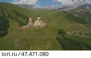 Gergeti Trinity church near mount Kazbek (2022 год). Стоковое видео, видеограф Михаил Коханчиков / Фотобанк Лори