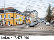 Старинное здание и припаркованные автомобили на проспекте Кирова города Пятигорска. Офис Билайн. Редакционное фото, фотограф Лариса Веселова / Фотобанк Лори