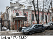Старинное здание и припаркованные автомобили на улице Кирова города Пятигорска. Редакционное фото, фотограф Лариса Веселова / Фотобанк Лори