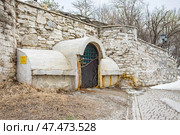 Запертый вход в сероводородный источник, Пятигорск, гора Горячая. Стоковое фото, фотограф Лариса Веселова / Фотобанк Лори