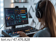 Современная девушка-музыкант создает электронную музыку в домашней студии. Стоковое AI-изображение, AI-художник HenSmith / Фотобанк Лори