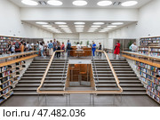 Group of tourists visit Vyborg Library, it was built from 1927 to 1935 (2023 год). Редакционное фото, фотограф EugeneSergeev / Фотобанк Лори