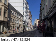 Вид вдоль Малой Бронной улицы в сторону Патриарших прудов. Москва, Россия. Солнечный день в апреле. Редакционное фото, фотограф Сергей Рыбин / Фотобанк Лори