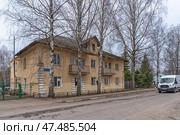 Жилой дом постройки пятидесятых годов на Вокзальной улице в посёлке городского типа Мга Кировского района Ленинградской области. Редакционное фото, фотограф Румянцева Наталия / Фотобанк Лори