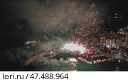 Fireworks with colorful lights over sea. Стоковое видео, видеограф Михаил Коханчиков / Фотобанк Лори