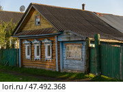 Uglich, Yaroslavl region, Russia, September 2, 2020: Old wooden house with carved wooden platbands on windows on Proletarian street. Редакционное фото, фотограф Алексей Антипов / Фотобанк Лори