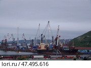 Судно "Диомид" на вечерней разгрузке. Владивостокский морской торговый порт (2022 год). Редакционное фото, фотограф Free Wind / Фотобанк Лори