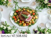 Праздничный обед. Запечённое мясо с овощами. Стоковое AI-изображение, AI-художник Башкирова Анна / Фотобанк Лори
