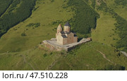 Gergeti Trinity church near mount Kazbek (2022 год). Стоковое видео, видеограф Михаил Коханчиков / Фотобанк Лори