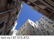 Двор-колодец в Трехпрудном переулке, Москва, Россия. Солнечный день. Редакционное фото, фотограф Сергей Рыбин / Фотобанк Лори