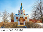 Часовня Петра и Февроньи и скамья примирения возле православного кафедрального Михайло-Архангельского собора на Красной площади в городе Ижевске Удмуртия.Chapel of Peter and Fevronia and bench of reconciliation near the Orthodox Cathedral of St. Michael the Archangel on Red Square in the city of Izhevsk, Udmurtia. Редакционное фото, фотограф Юрий Карачев / Фотобанк Лори