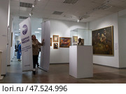 Патриотическая акция в Балашихинском музее, девушка несет рекламные плакаты партии Единая Россия. Редакционное фото, фотограф Дмитрий Неумоин / Фотобанк Лори