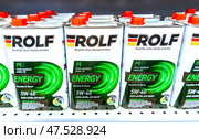 Rolf synthetic motor oil in metal canisters on the shelf at a super store. Редакционное фото, фотограф FotograFF / Фотобанк Лори