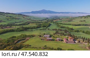 Tuscany aerial sunrise farmland hill landscape (2023 год). Стоковое видео, видеограф Михаил Коханчиков / Фотобанк Лори