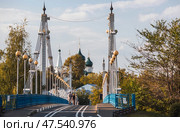 The bridge over the Kotorosl River to Damansky Island and people passing by. Yaroslavl, Russia. Редакционное фото, фотограф Photojuli / Фотобанк Лори