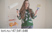beautiful woman choice between paint brush and paint roller confused conception of home improvement. Стоковое видео, видеограф Mihail Mihaylov / Фотобанк Лори