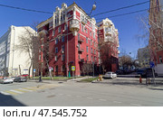 Жилой дом кооператива "Творчество" (1928—1948, архитектор Д. Д. Булгаков). Трехпрудный переулок, дом 8, Москва, Россия. Солнечное утро в апреле. Редакционное фото, фотограф Сергей Рыбин / Фотобанк Лори
