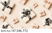 Minimalist line-art pattern of gift boxes and bows on a neutral beige background. Минималистичный линейный рисунок подарочных коробок и бантов на нейтральном бежевом фоне. Стоковое AI-изображение, AI-художник Katsiaryna Repich / Фотобанк Лори
