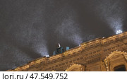 Snow cannon blowing artificial snow over building at night. Стоковое видео, видеограф Mikhail Davidovich / Фотобанк Лори