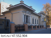 Посольство Габона в России, старинный особняк в Денежном переулке. Солнечный весенний вечер. Редакционное фото, фотограф Александр Кузнецов / Фотобанк Лори