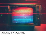 Retro television with colorful glitch and VHS interference effects. Ретро-телевизор с красочными эффектами глюков и помех VHS. Стоковое AI-изображение, AI-художник Katsiaryna Repich / Фотобанк Лори