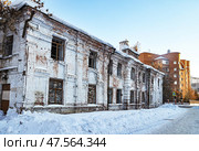 Город Тюмень. Историческое здание в плачевном состоянии (Бывший ночлежный дом). Улица Свердлова, дом 33 (2017 год). Стоковое фото, фотограф Александр Тараканов / Фотобанк Лори