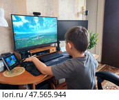 Ребенок играет в компьютерную игру. Редакционное фото, фотограф Владимир Зыбин / Фотобанк Лори