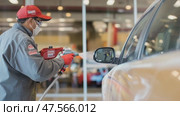 Professional car detailer applying ceramic coating to vehicle. Стоковое AI-видео, аниматор Юрий Поздников / Фотобанк Лори