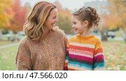 Mother and daughter sharing a laugh in autumn park. Стоковое AI-видео, аниматор Юрий Поздников / Фотобанк Лори