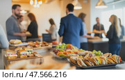 Businesspeople enjoying buffet catering food at corporate event. Стоковое AI-видео, аниматор Юрий Поздников / Фотобанк Лори